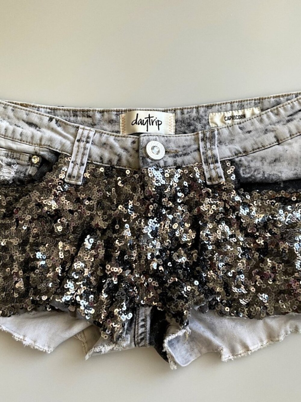 DAYTRIP "CAPRICORN" SEQUIN DENIM SHORTS 28 (Flaws)